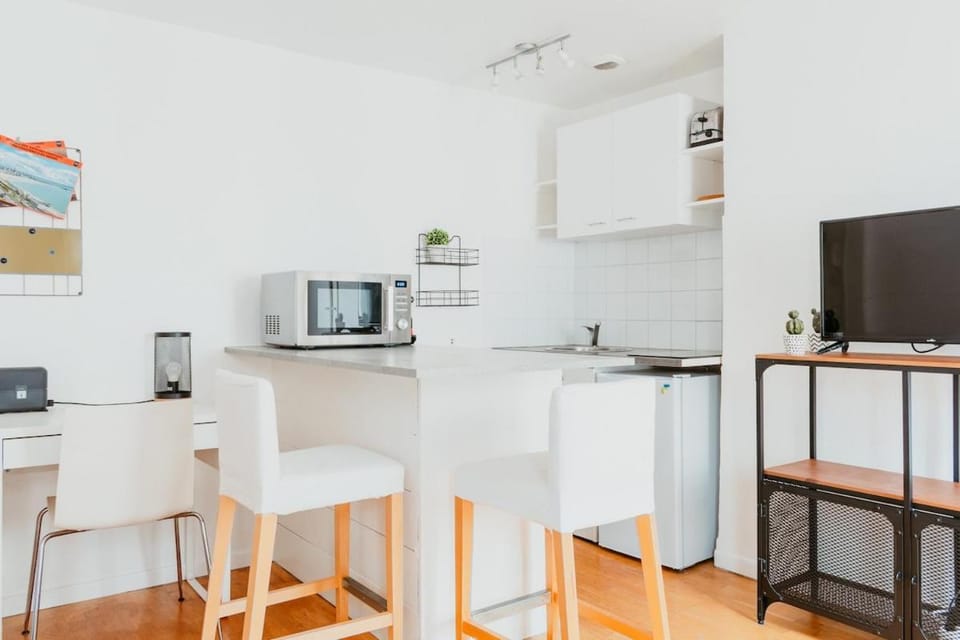 TV and multimedia, Coffee/tea facilities, Kitchen or kitchenette, Seating area, Dining area, furniture, heating, internet, microwave, storage, stove, toaster, washing machine
