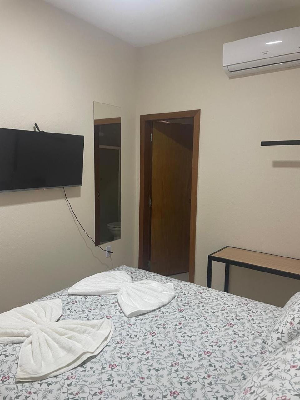 Bed, TV and multimedia, Bedroom