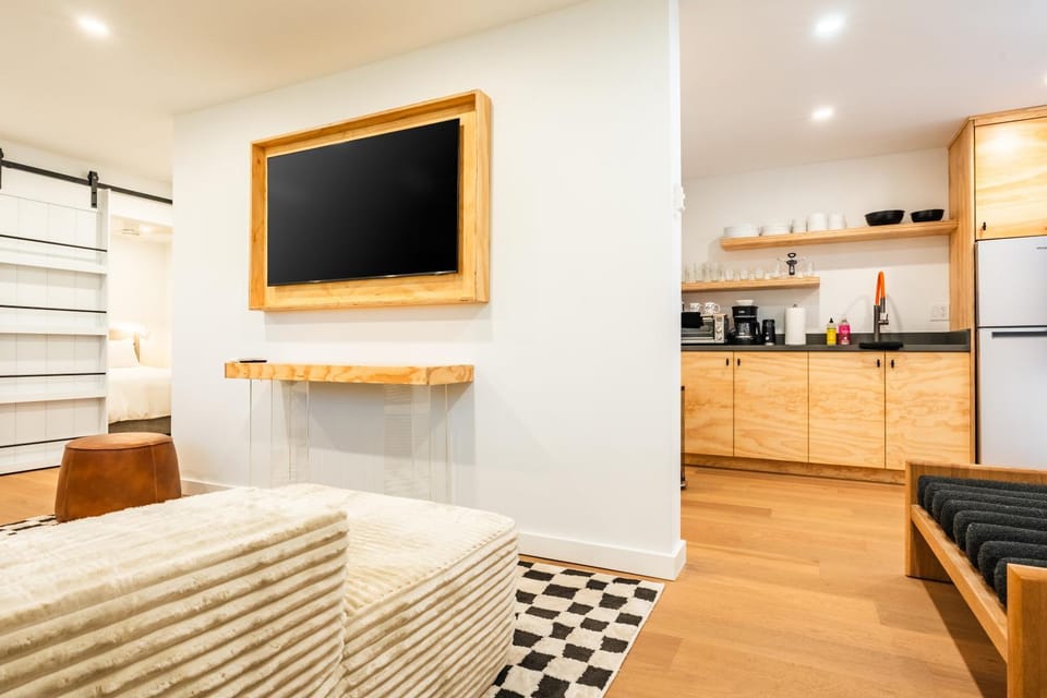 TV and multimedia, Kitchen or kitchenette, Living room