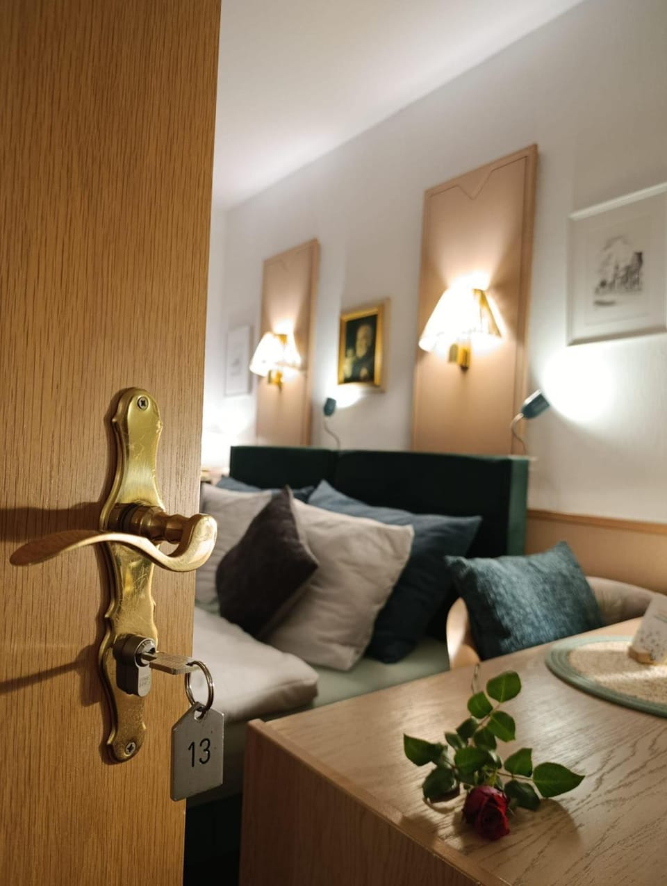 Bed, Photo of the whole room, Decorative detail, Bedroom
