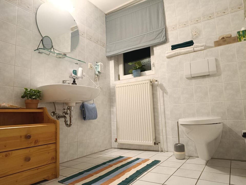 Toilet, Bathroom, towels