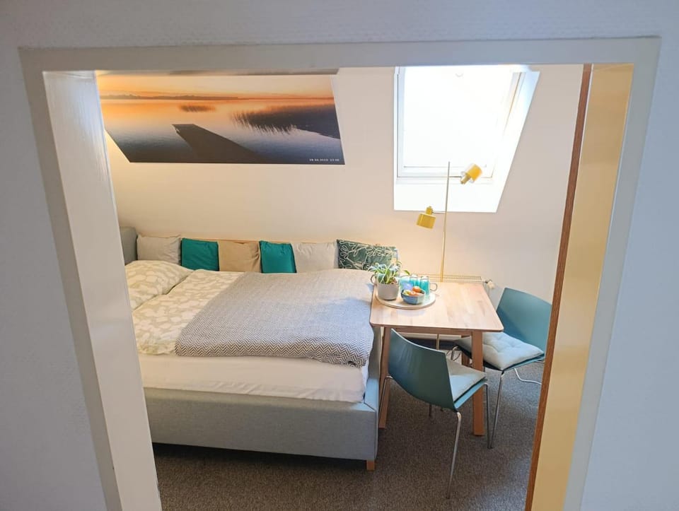 Bed, Photo of the whole room, Seating area, Bedroom