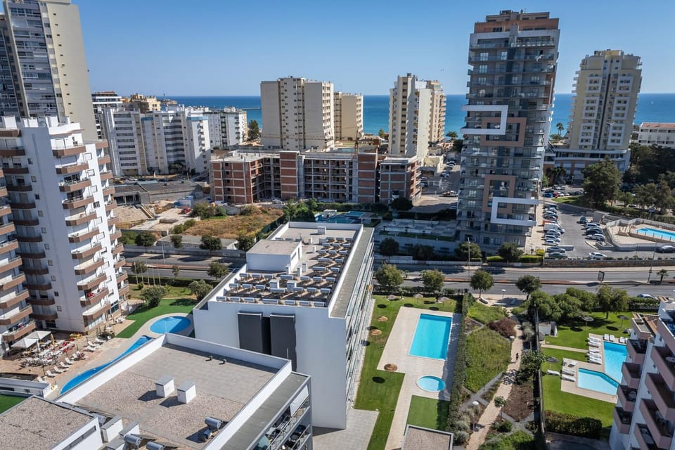 Property building, Day, Neighbourhood, Natural landscape, Bird's eye view, City view, Pool view, Sea view, Street view, Swimming pool, Location, Parking