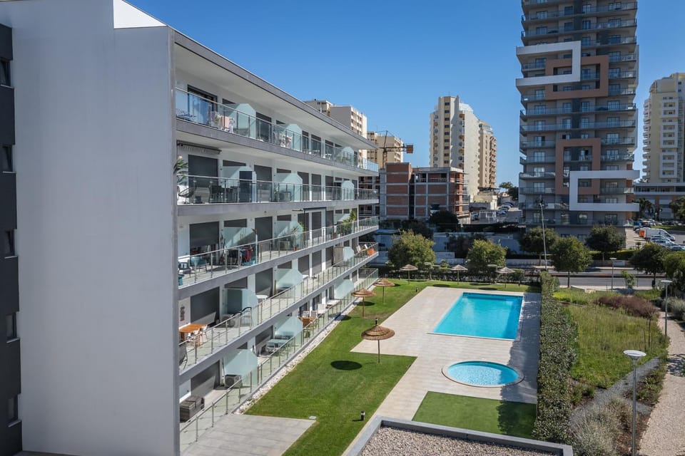 Property building, Day, Neighbourhood, Garden, City view, Pool view, Street view, Swimming pool, Location, sunbed