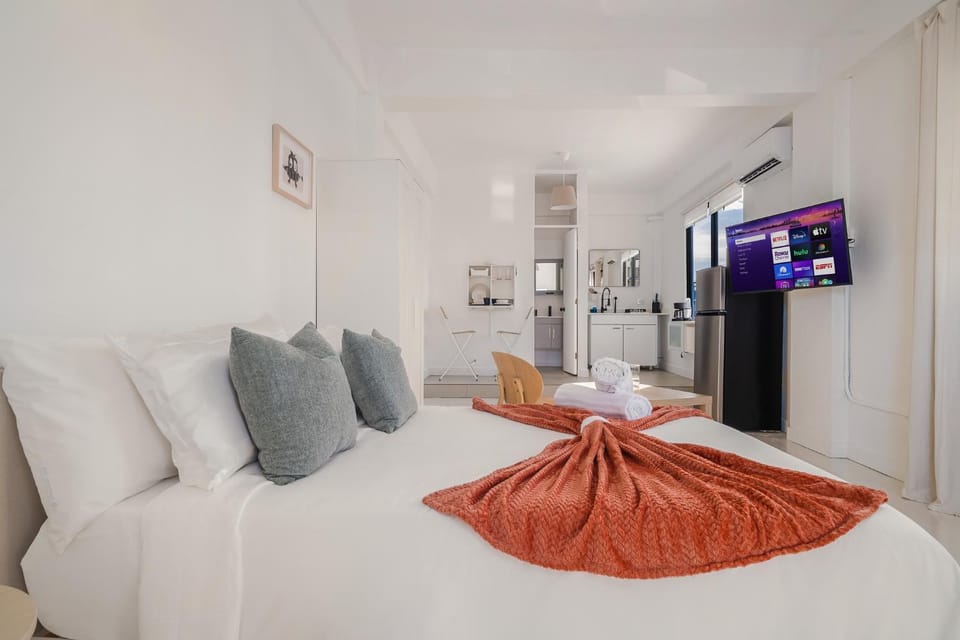Bed, TV and multimedia, Kitchen or kitchenette, Living room, Photo of the whole room, Seating area, Bedroom