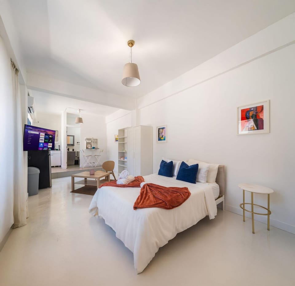 Bed, TV and multimedia, Kitchen or kitchenette, Living room, Photo of the whole room, Seating area, Bedroom, towels