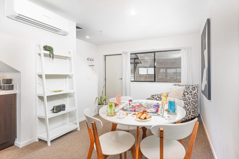 Dining area, heating, air conditioner