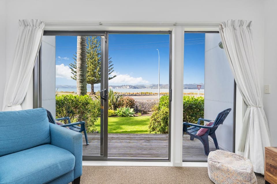 View (from property/room), Balcony/Terrace, Living room, Sea view