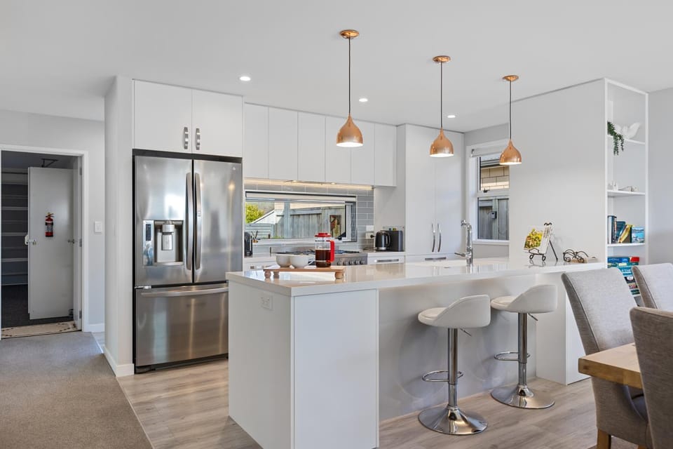 Kitchen or kitchenette, Dining area, oven