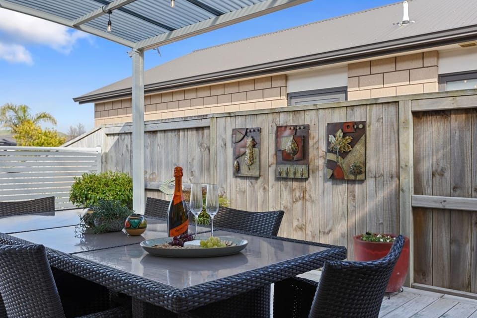 Patio, Day, Balcony/Terrace, Dining area