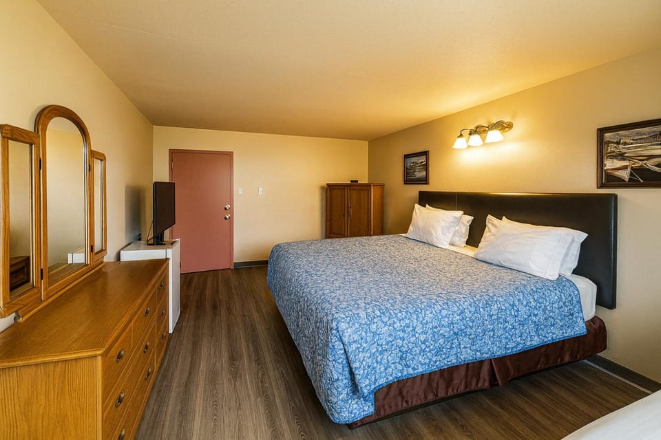 Bed, TV and multimedia, Bedroom