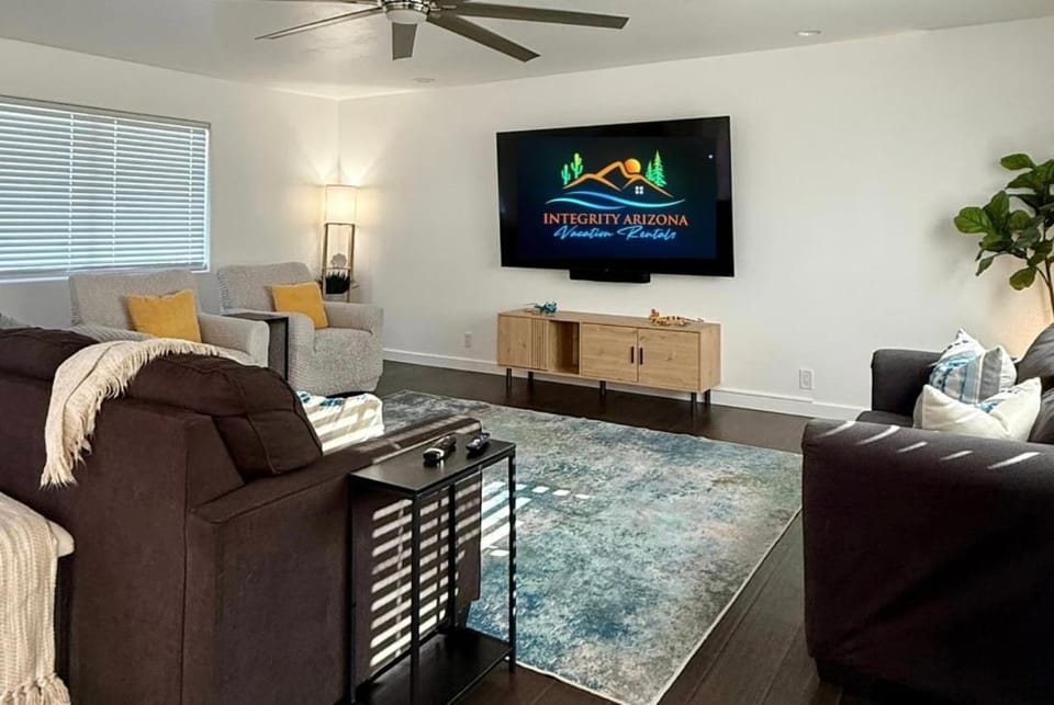 Endless Summer, Pool, Theatre, Boat Parking, Walk to London Bridge! House in Lake Havasu City