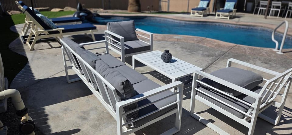 Endless Summer, Pool, Theatre, Boat Parking, Walk to London Bridge! House in Lake Havasu City