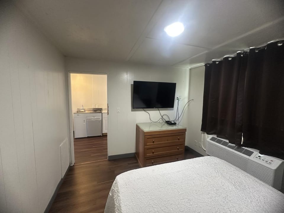 Bed, TV and multimedia, Kitchen or kitchenette, Photo of the whole room