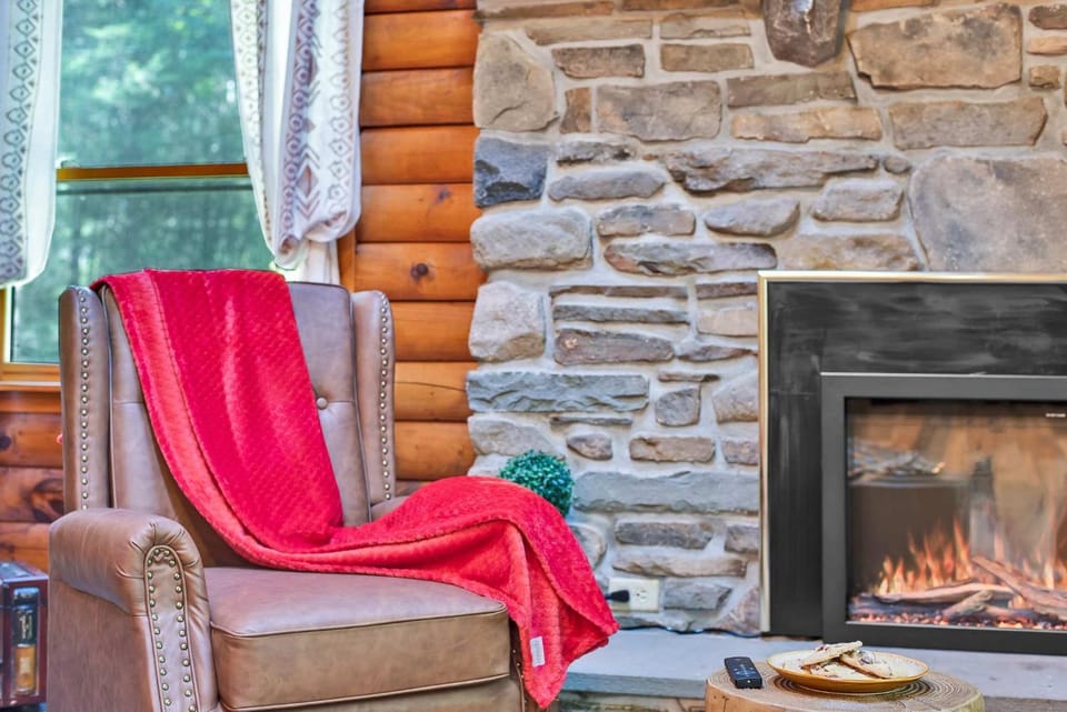 Secluded Log Cabin with Hot Tub Fire Pit Game Room Cabin in Pocono Mountains
