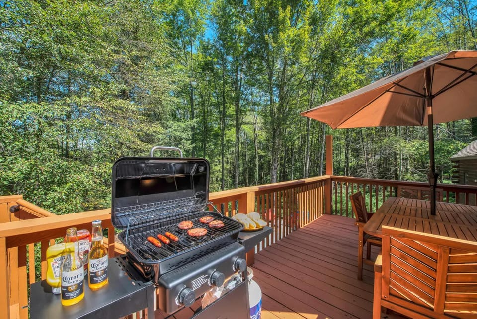 Secluded Log Cabin with Hot Tub Fire Pit Game Room Cabin in Pocono Mountains
