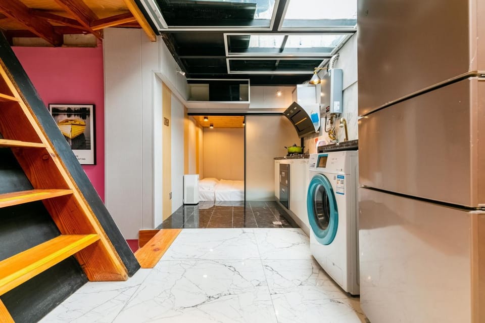 Kitchen or kitchenette, minibar, washing machine