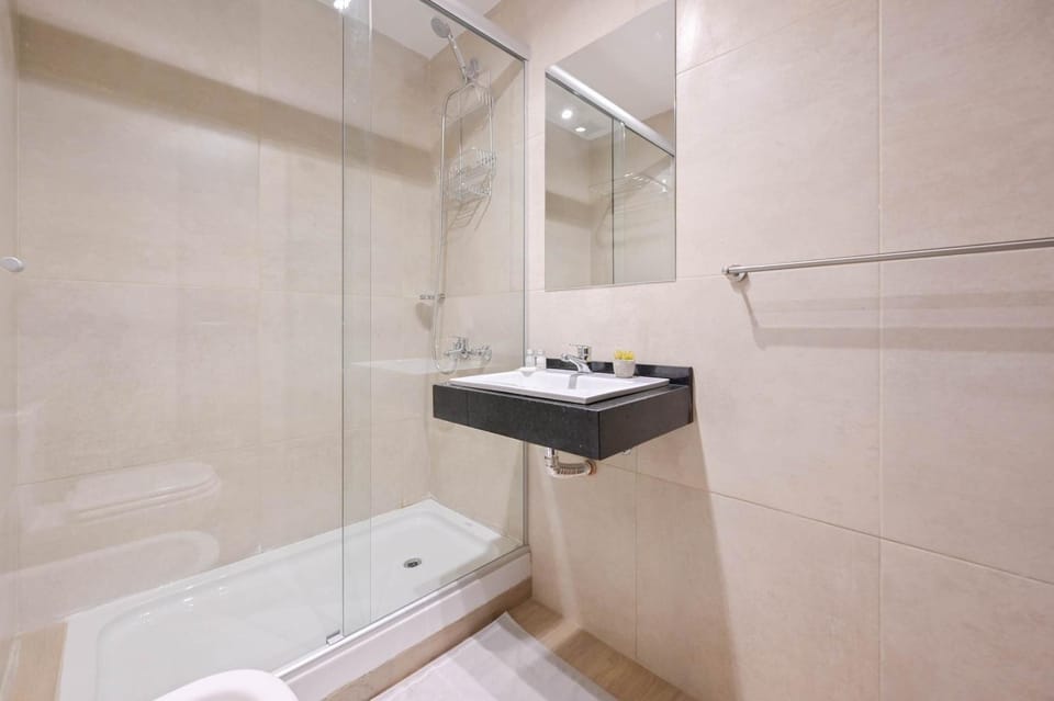 Shower, Toilet, Bathroom, Bath, towels