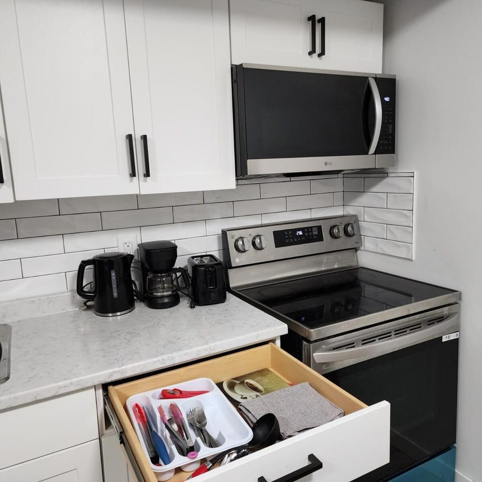 Coffee/tea facilities, Kitchen or kitchenette, microwave, stove, toaster