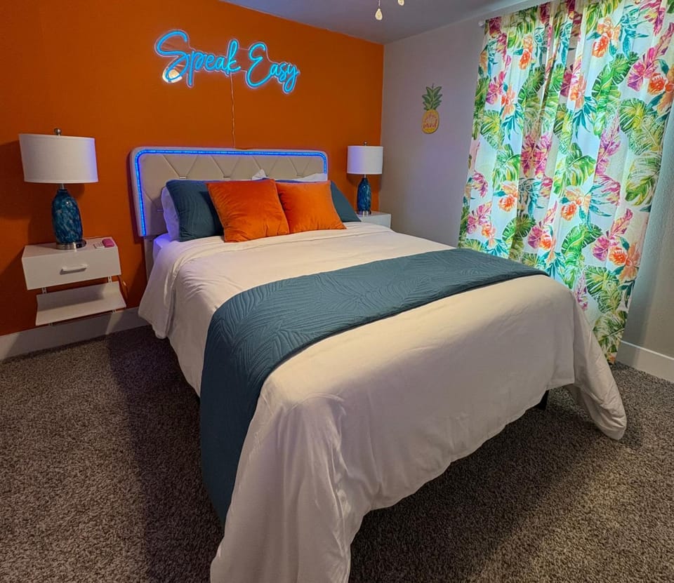 Casa Amor Texas A Vibrant Villa near BS&W with King Bed House in Temple