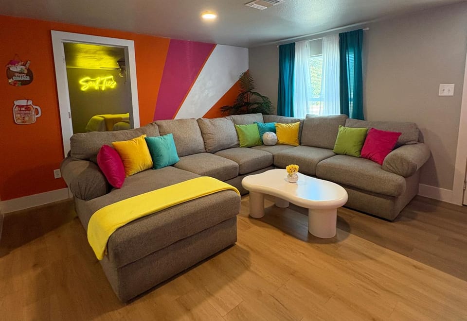 Casa Amor Texas A Vibrant Villa near BS&W with King Bed House in Temple