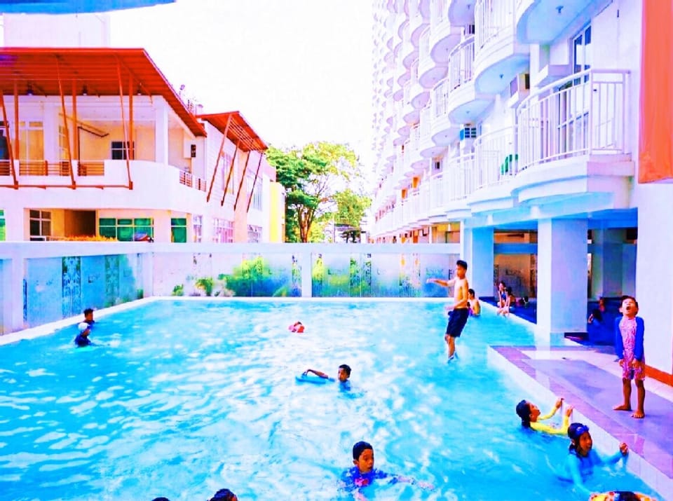 SweetLove HideAway 2-Bedroom Suite in CITYLAND Condo with 2-Bath, Living room, Balcony, Kitchen, Free Pool, 2-Parking, Netflix Apartment in Tagaytay