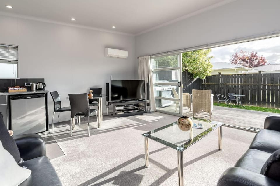 Two Four Cologne Villa in Martinborough