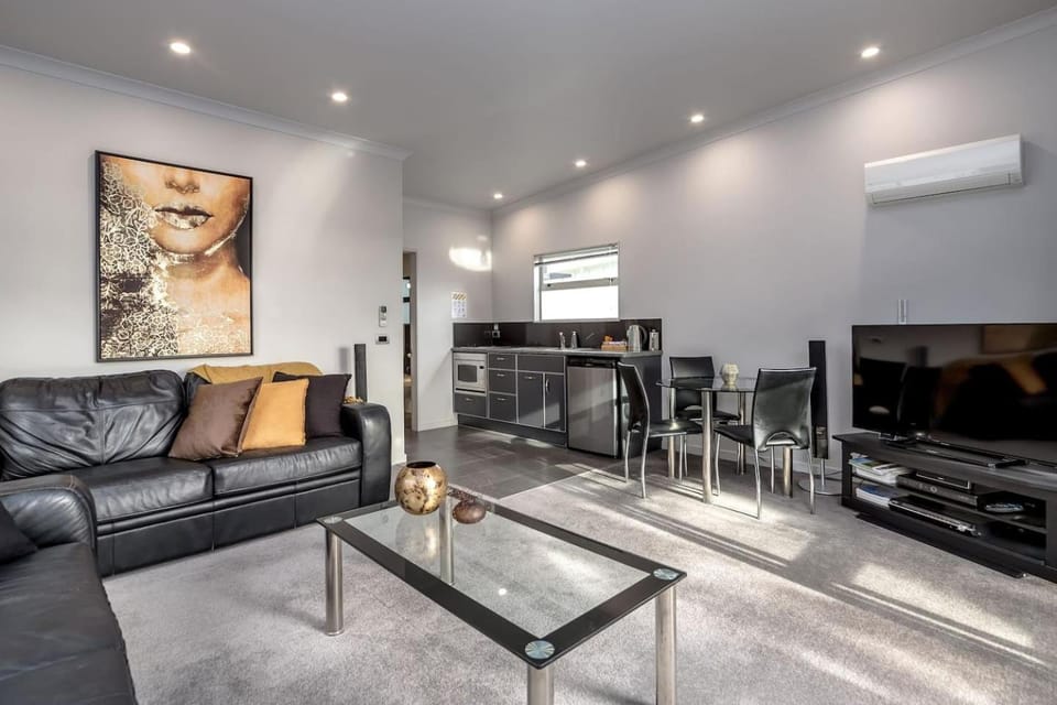 Two Four Cologne Villa in Martinborough