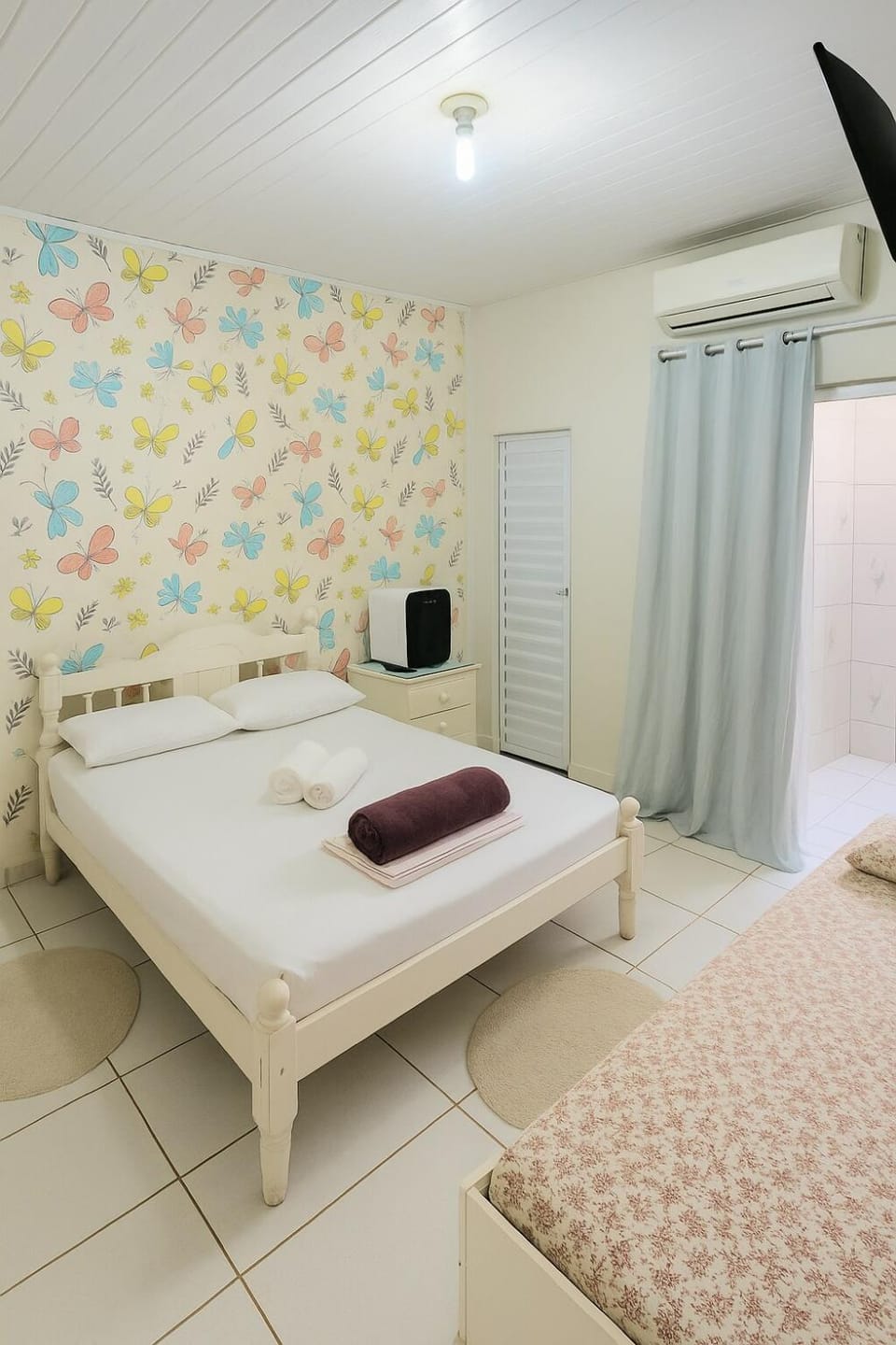 Bed, TV and multimedia, Photo of the whole room, Bedroom, towels, wardrobe, air conditioner