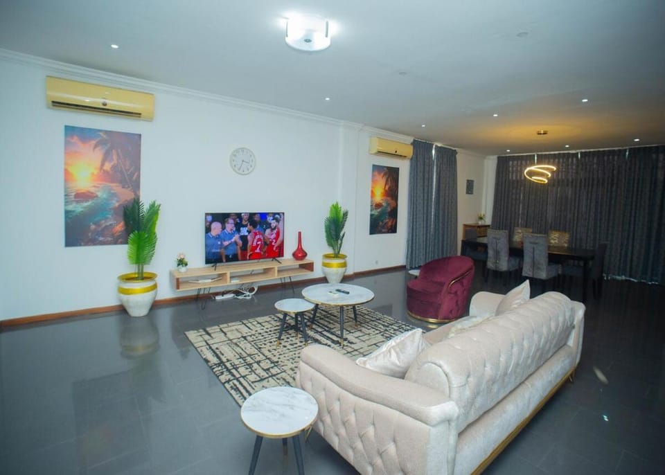 Communal lounge/ TV room, TV and multimedia, Living room, Seating area, Evening entertainment, air conditioner