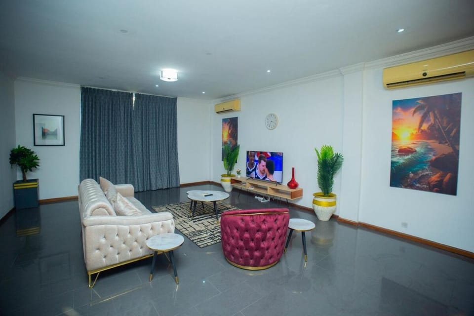 Communal lounge/ TV room, TV and multimedia, Living room, Seating area, Evening entertainment