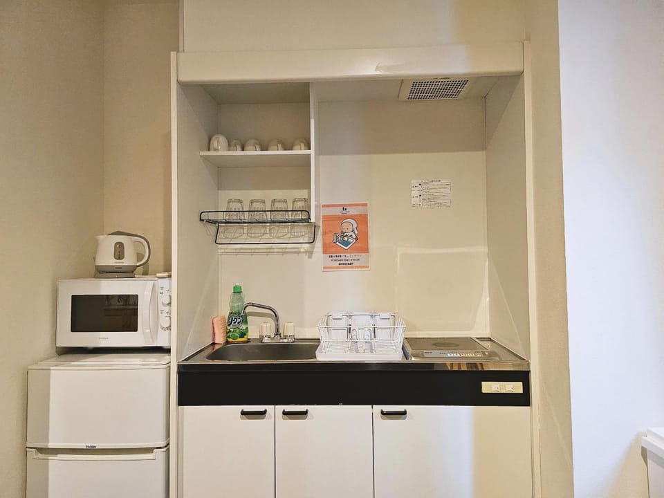Kitchen or kitchenette, minibar
