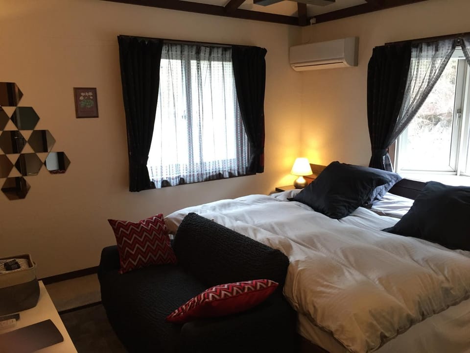 Bed, Bedroom, air conditioner