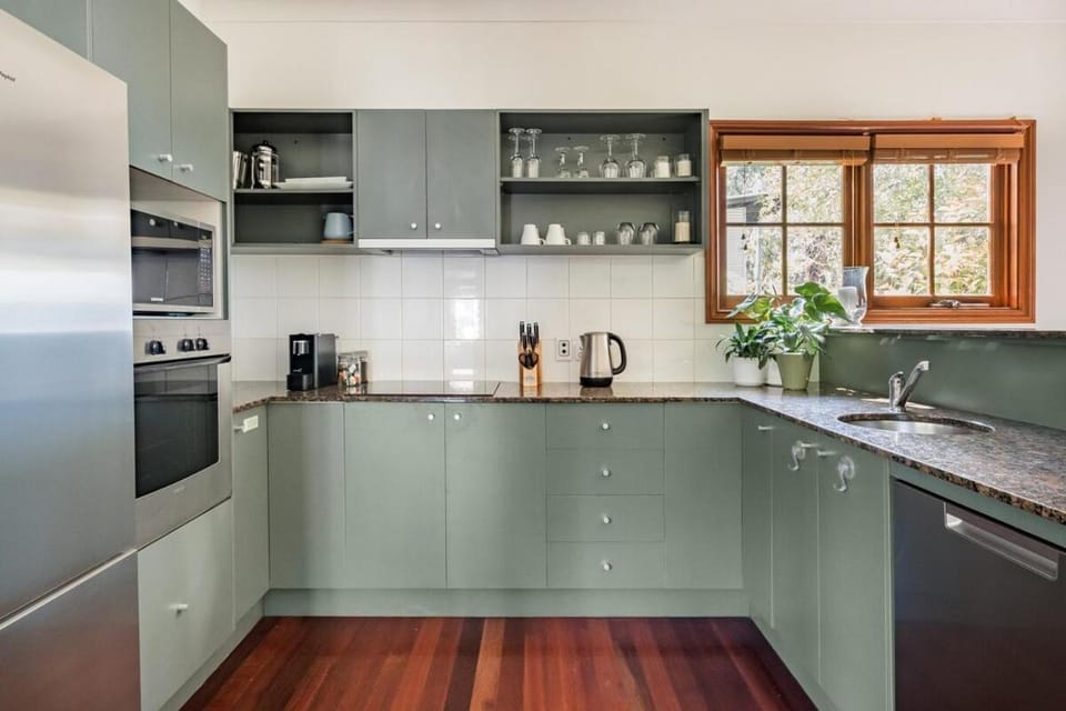 Coffee/tea facilities, Kitchen or kitchenette, dishwasher, oven, stove