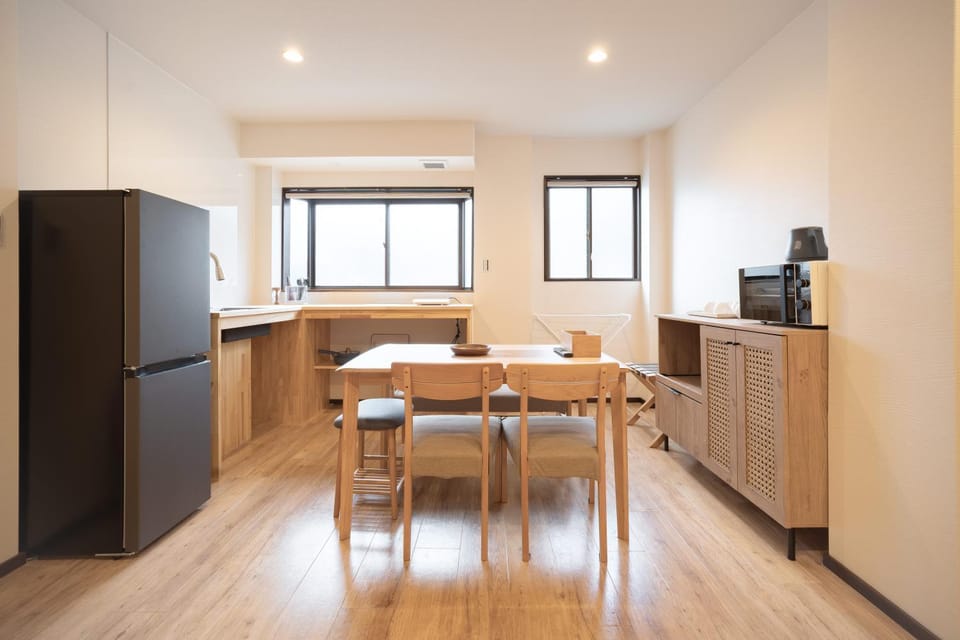 Kitchen or kitchenette, Dining area