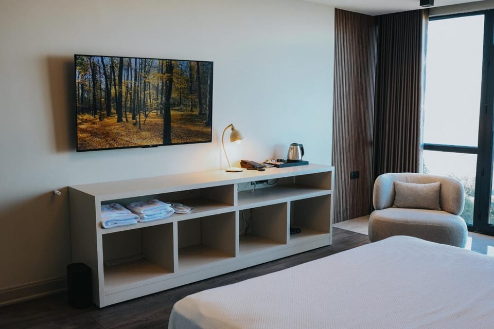 Bed, TV and multimedia, Bedroom
