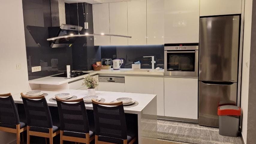 Kitchen or kitchenette, Dining area