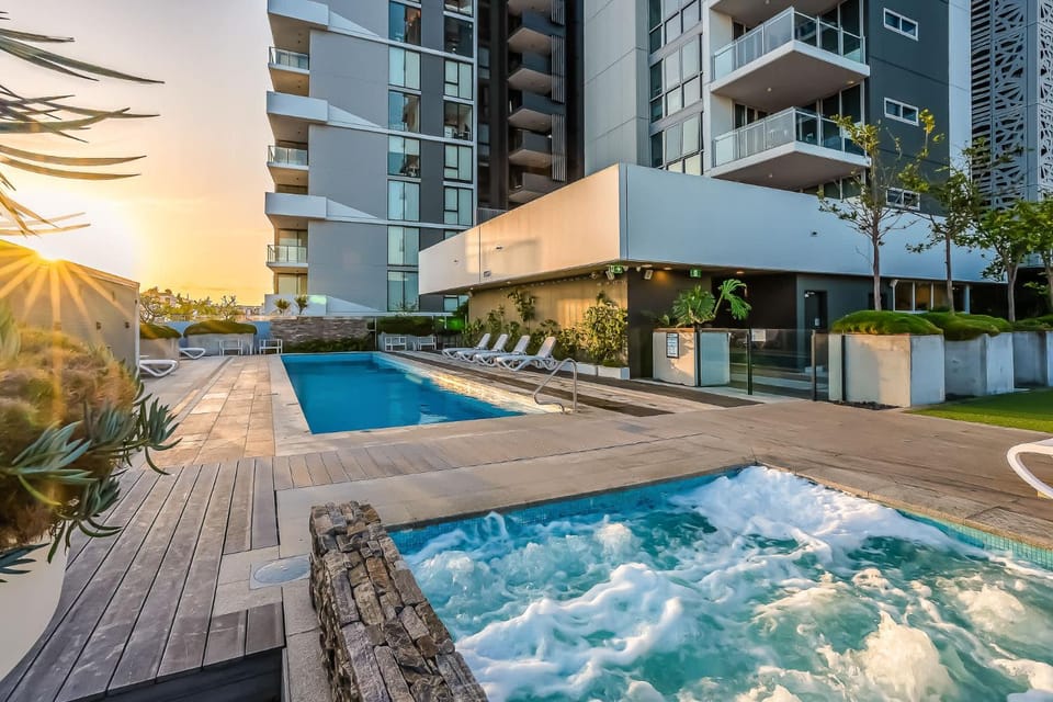 Property building, Swimming pool, sunbed