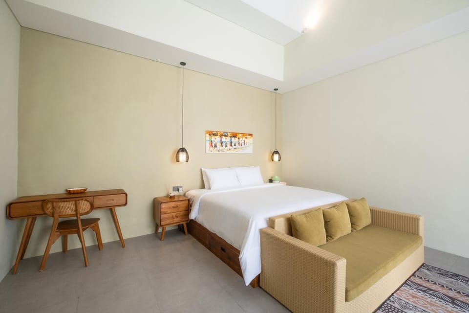 Bed, Living room, Photo of the whole room, Seating area, Bedroom