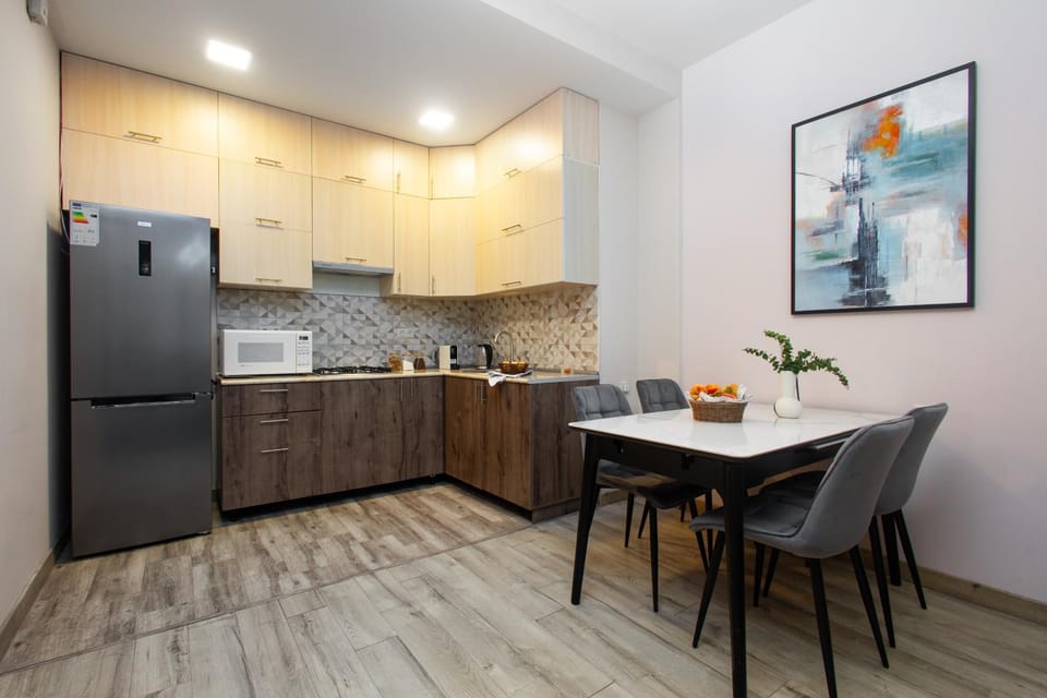Kitchen or kitchenette, Dining area