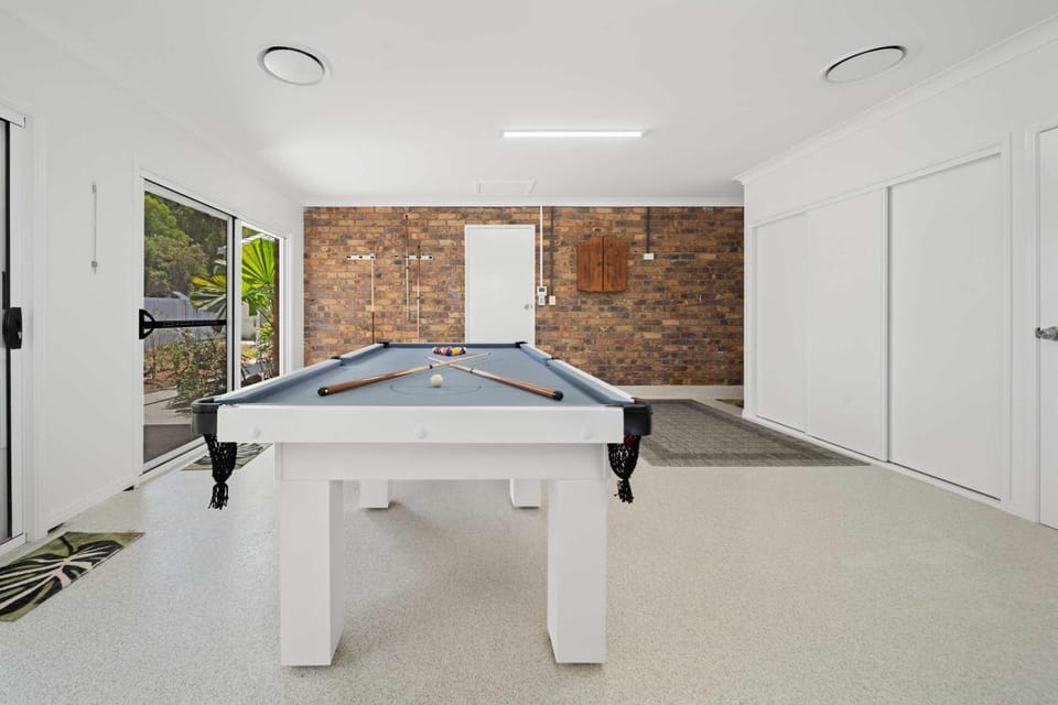 Billiard, Game Room