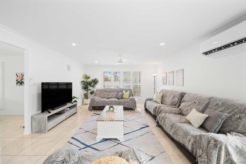 Communal lounge/ TV room, TV and multimedia, Living room, Seating area, Evening entertainment