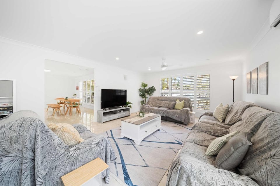 Communal lounge/ TV room, TV and multimedia, Living room, Seating area, Evening entertainment