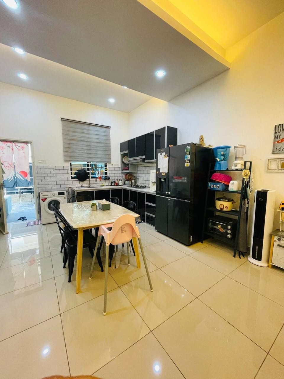Restaurant/places to eat, Decorative detail, Seating area, washing machine, kitchen