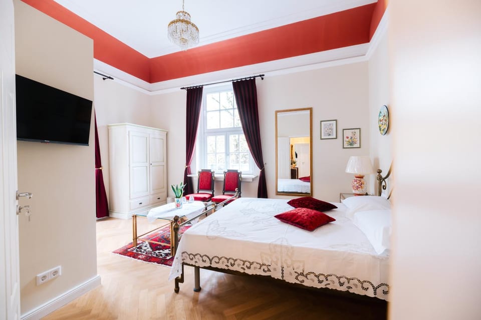 Bed, TV and multimedia, Photo of the whole room, Bedroom, towels