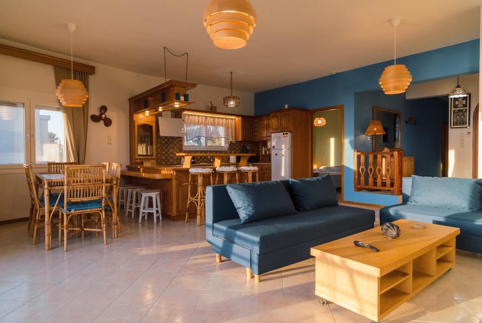 Kitchen or kitchenette, Living room, Seating area, Dining area