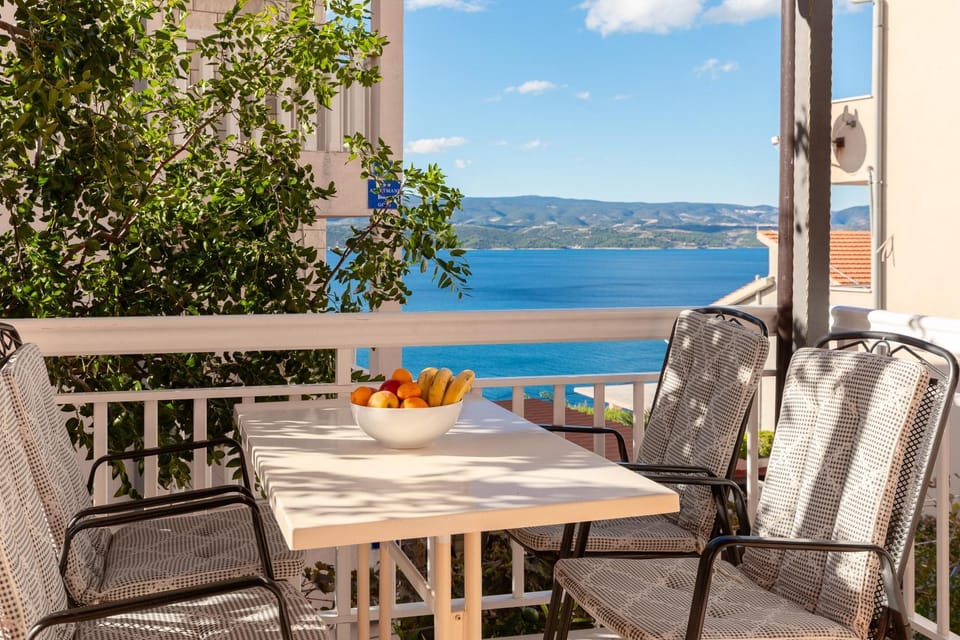 Balcony/Terrace, Food and drinks, Seating area, Food, Sea view