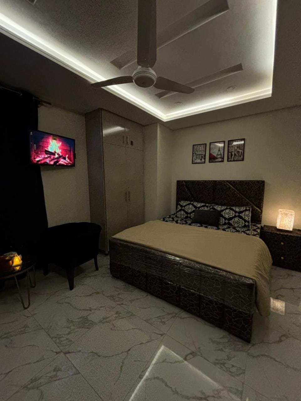 Bed, TV and multimedia, Photo of the whole room, Bedroom