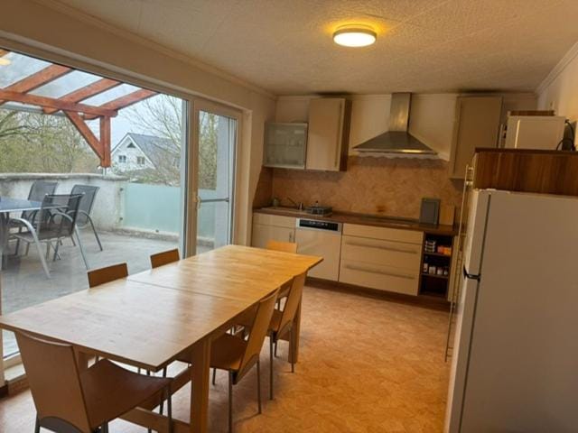 Kitchen or kitchenette, Seating area, Dining area, oven