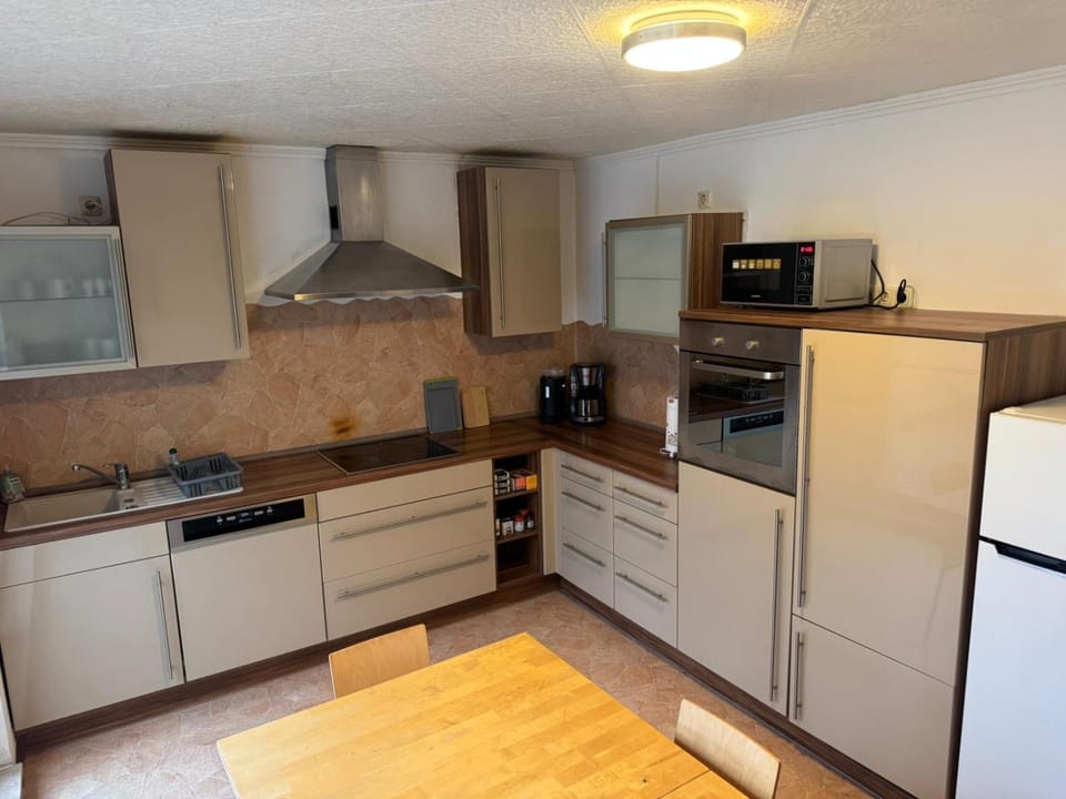 Coffee/tea facilities, Kitchen or kitchenette, dishwasher, oven, toaster